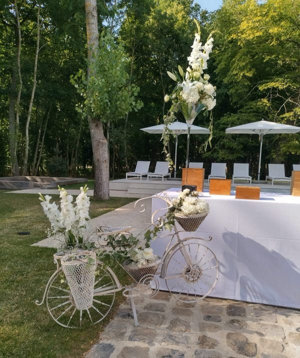 Vélo fer forgé blanc avec fleurs blanches ou rouge et blanc – Image 4