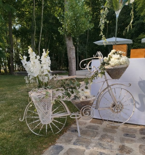 Vélo fer forgé blanc avec fleurs blanches ou rouge et blanc – Image 3