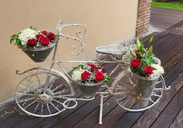 Vélo fer forgé blanc avec fleurs blanches ou rouge et blanc – Image 2