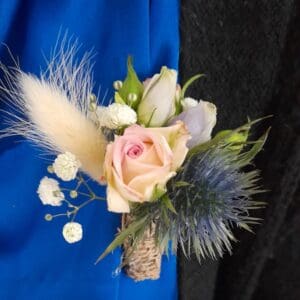 Boutonnière rose et bleu