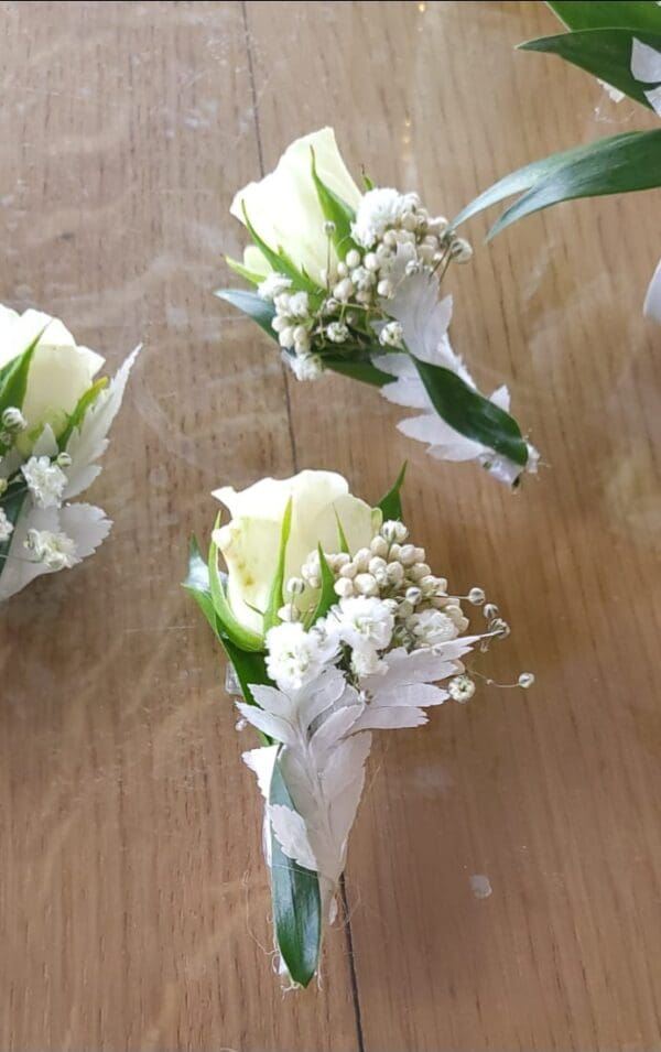 Boutonnière en rose blanche