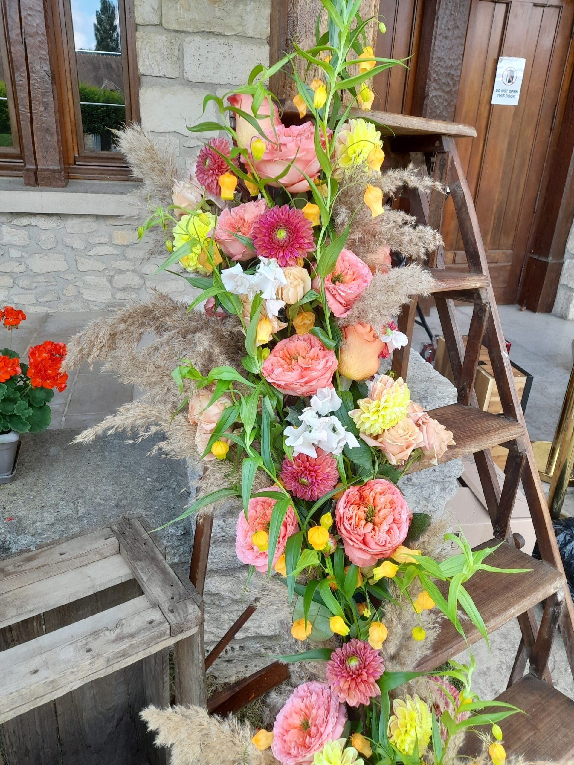 Escabeau de peintre fleuri – Image 2