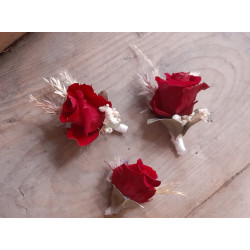 Boutonnière en rose stabilisée et fleurs séchées