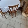Chaises en bois vintage dépareillées – Image 4