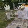 Vélo fer forgé blanc avec fleurs blanches ou rouge et blanc