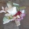 Boutonnière en rose stabilisée et fleurs séchées