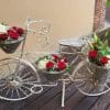 Vélo fer forgé blanc avec fleurs blanches ou rouge et blanc – Image 2