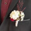 Boutonnière oeillet blanc et touche de bordeau – Image 2