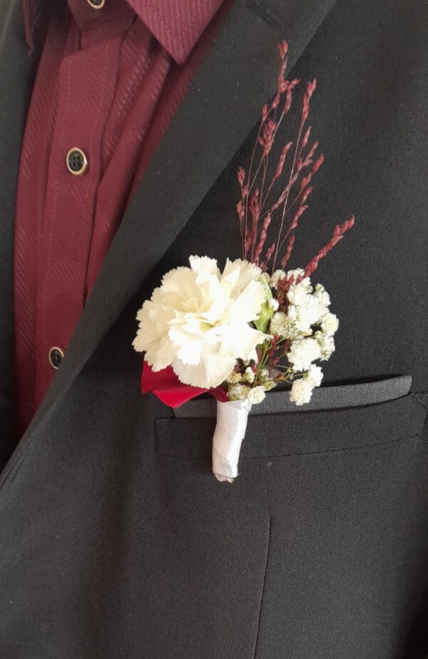 Boutonnière oeillet blanc et touche de bordeau – Image 2