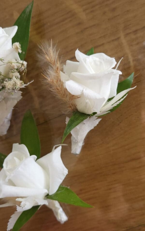 Boutonnière en rose stabilisée et fleurs séchées – Image 3