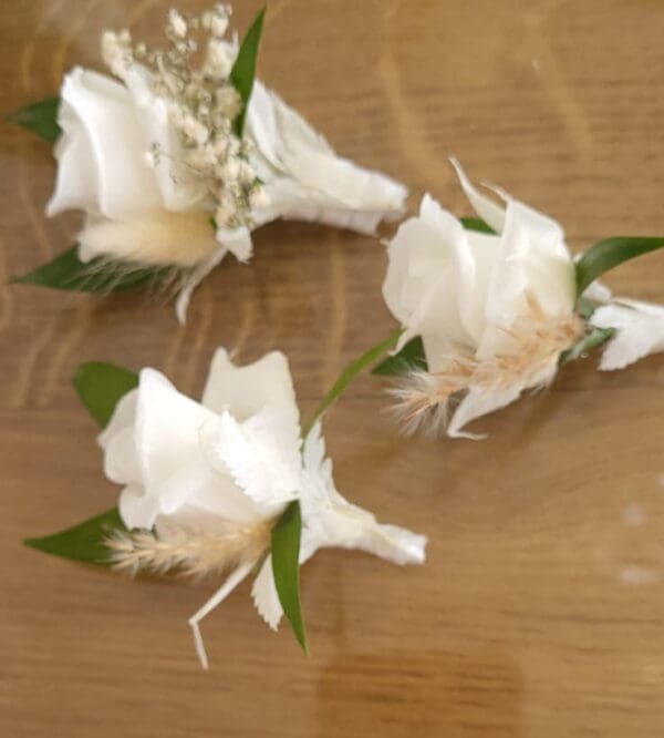 Boutonnière en rose stabilisée et fleurs séchées – Image 4