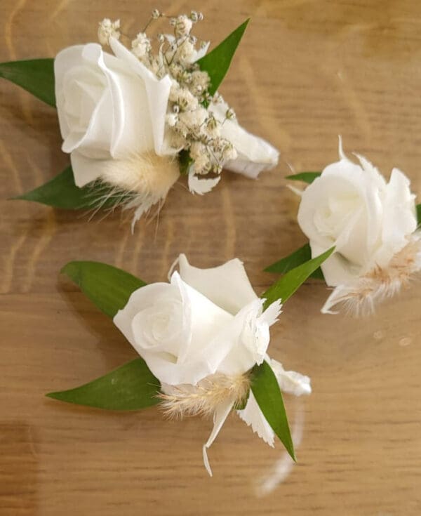 Boutonnière en rose stabilisée et fleurs séchées – Image 2