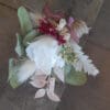 Boutonnière en rose stabilisée et fleurs séchées – Image 2