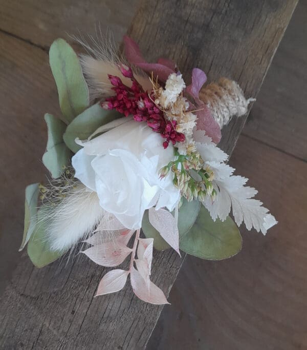 Boutonnière en rose stabilisée et fleurs séchées – Image 2