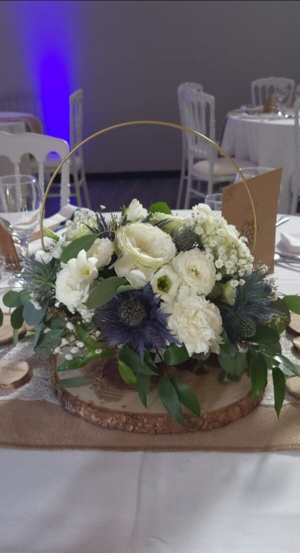 Centre de table avec arceau en bleu et blanc – Image 5