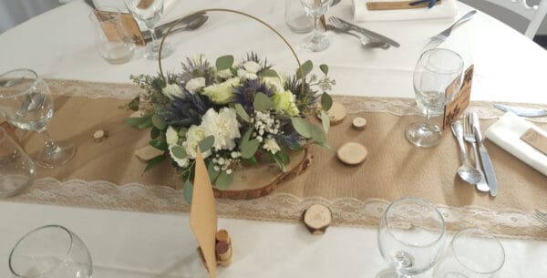 Centre de table avec arceau en bleu et blanc – Image 4