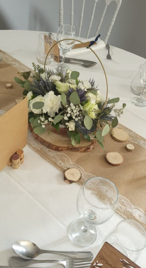 Centre de table avec arceau en bleu et blanc – Image 3