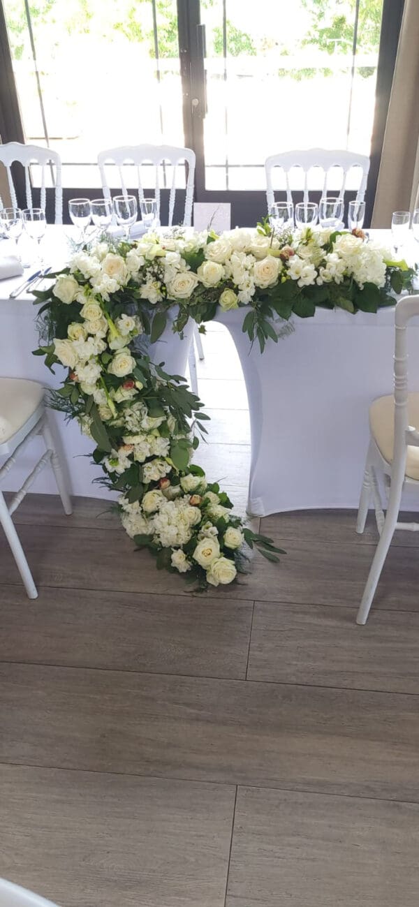 Centre de table honneur cascade de fleurs – Image 3