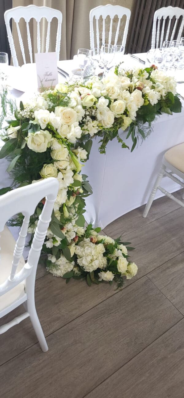 Centre de table honneur cascade de fleurs – Image 4