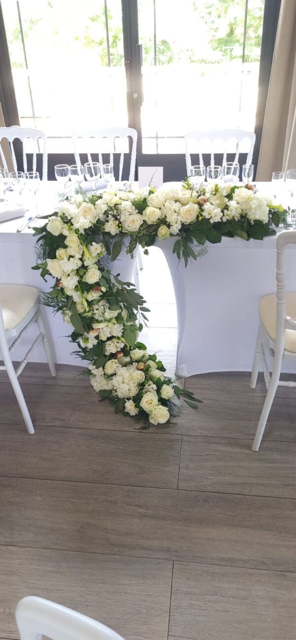 Centre de table honneur cascade de fleurs – Image 2