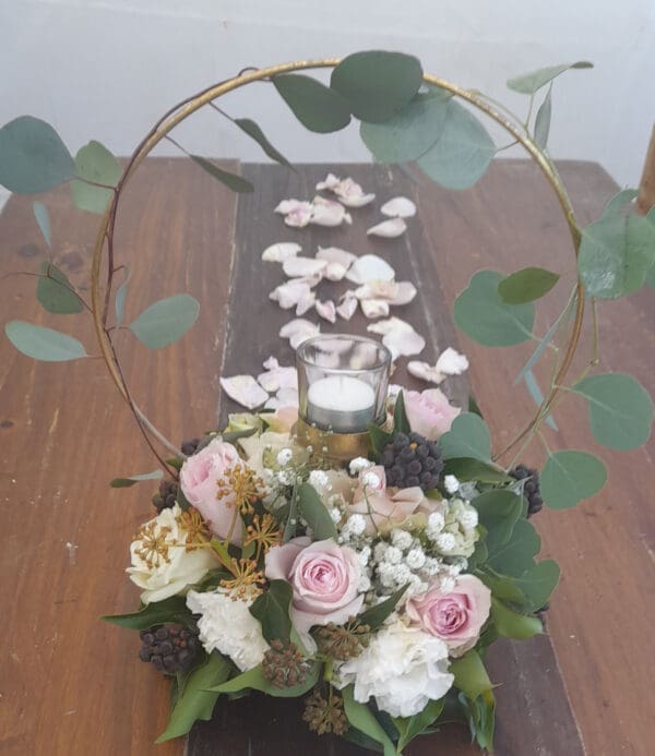 Centre de table avec arceau or et bougie – Image 2