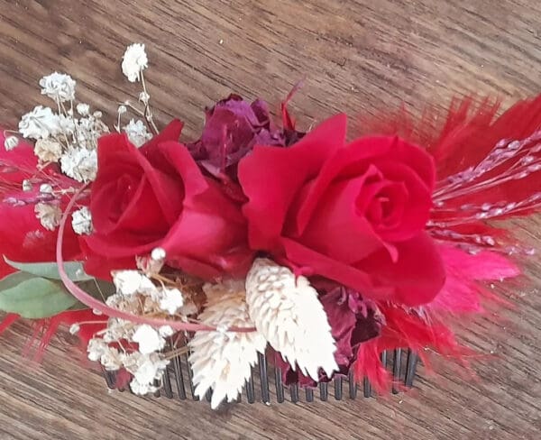 Peigne rouge en rose stabilisées – Image 2