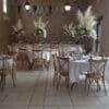Centre de table Structure or pampa et orchidées – Image 9