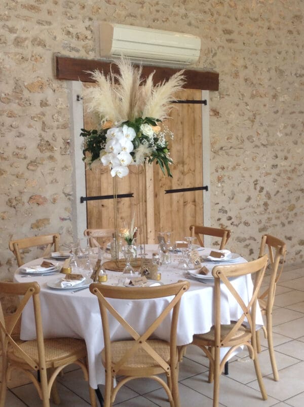 Centre de table Structure or pampa et orchidées – Image 6