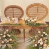 Table honneur duo , fauteuils et décoration florale – Image 2