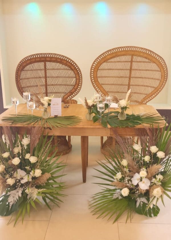 Table honneur duo , fauteuils et décoration florale – Image 2