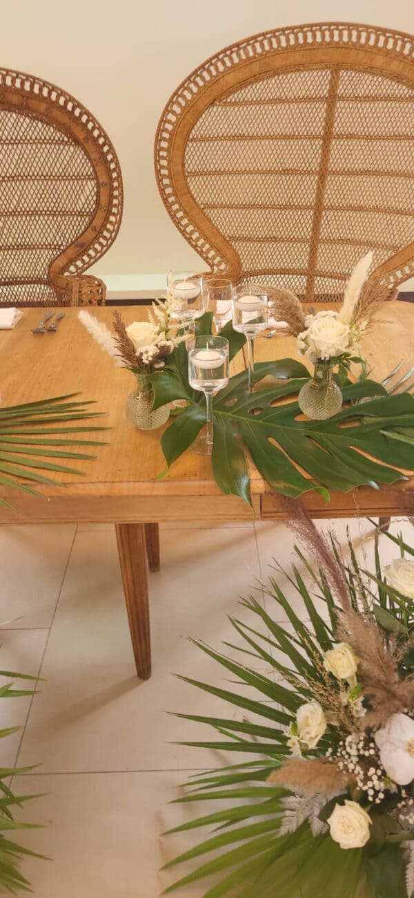 Table honneur duo , fauteuils et décoration florale – Image 3