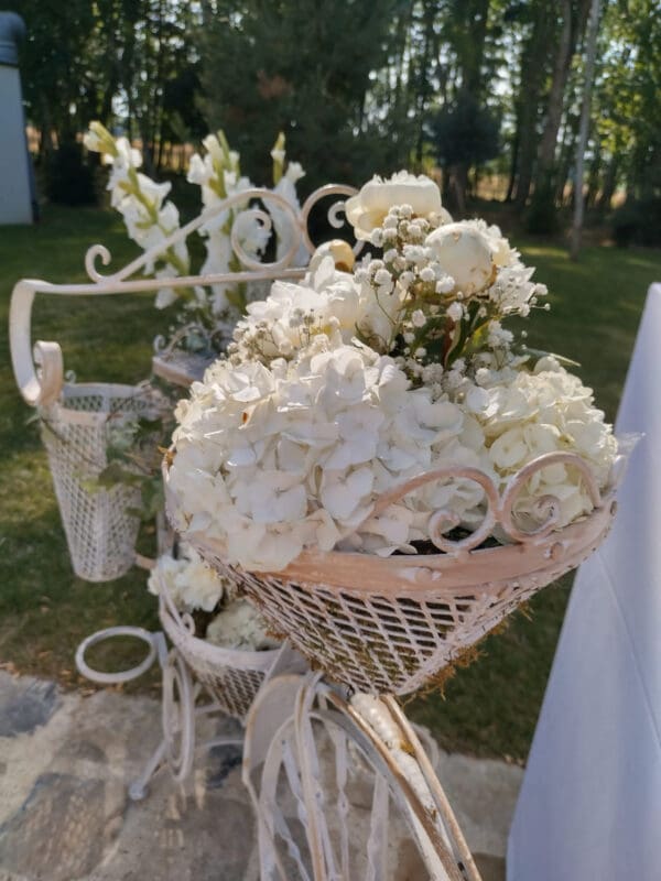 Vélo fer forgé blanc avec fleurs blanches ou rouge et blanc – Image 6