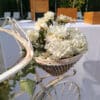 Vélo fer forgé blanc avec fleurs blanches ou rouge et blanc – Image 5