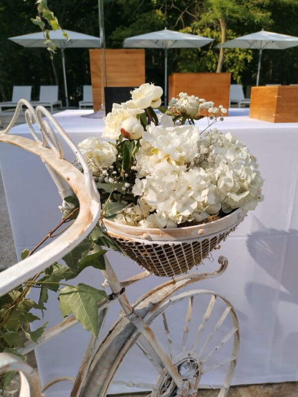 Vélo fer forgé blanc avec fleurs blanches ou rouge et blanc – Image 5