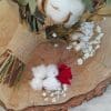 Boutonnière en rose rouge et coton – Image 3