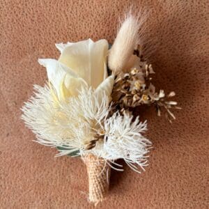 Boutonnière en rose stabilisée crème