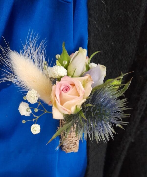 Boutonnière rose et bleu