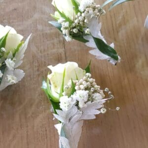Boutonnière en rose blanche