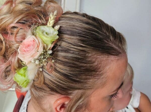 Peigne fleurs fraîches rose et vert – Image 2