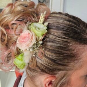 Peigne fleurs fraîches rose et vert