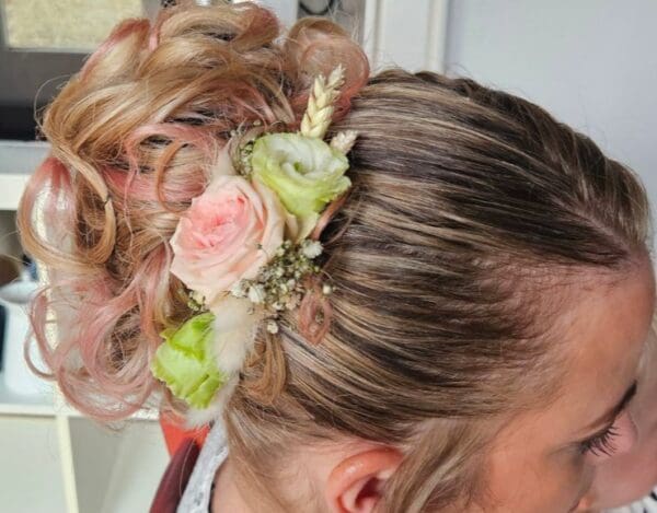 Peigne fleurs fraîches rose et vert