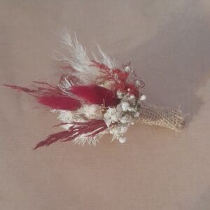 Boutonnière en fleurs séchées ton rouge
