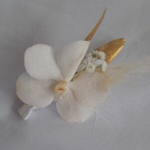 Boutonnière orchidée et plume