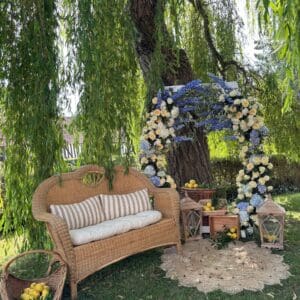 Arche blanche exagonale entièrement fleurie