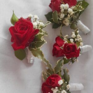 Boutonnière en rose rouge