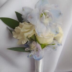 Boutonnière blanc et bleu Ciel