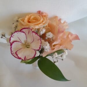 Boutonnière peche et rosée