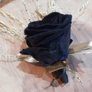Boutonnière en rose noire