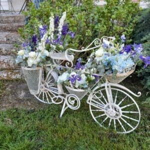 Velo en fer forgé fleuri en bleu et blanc
