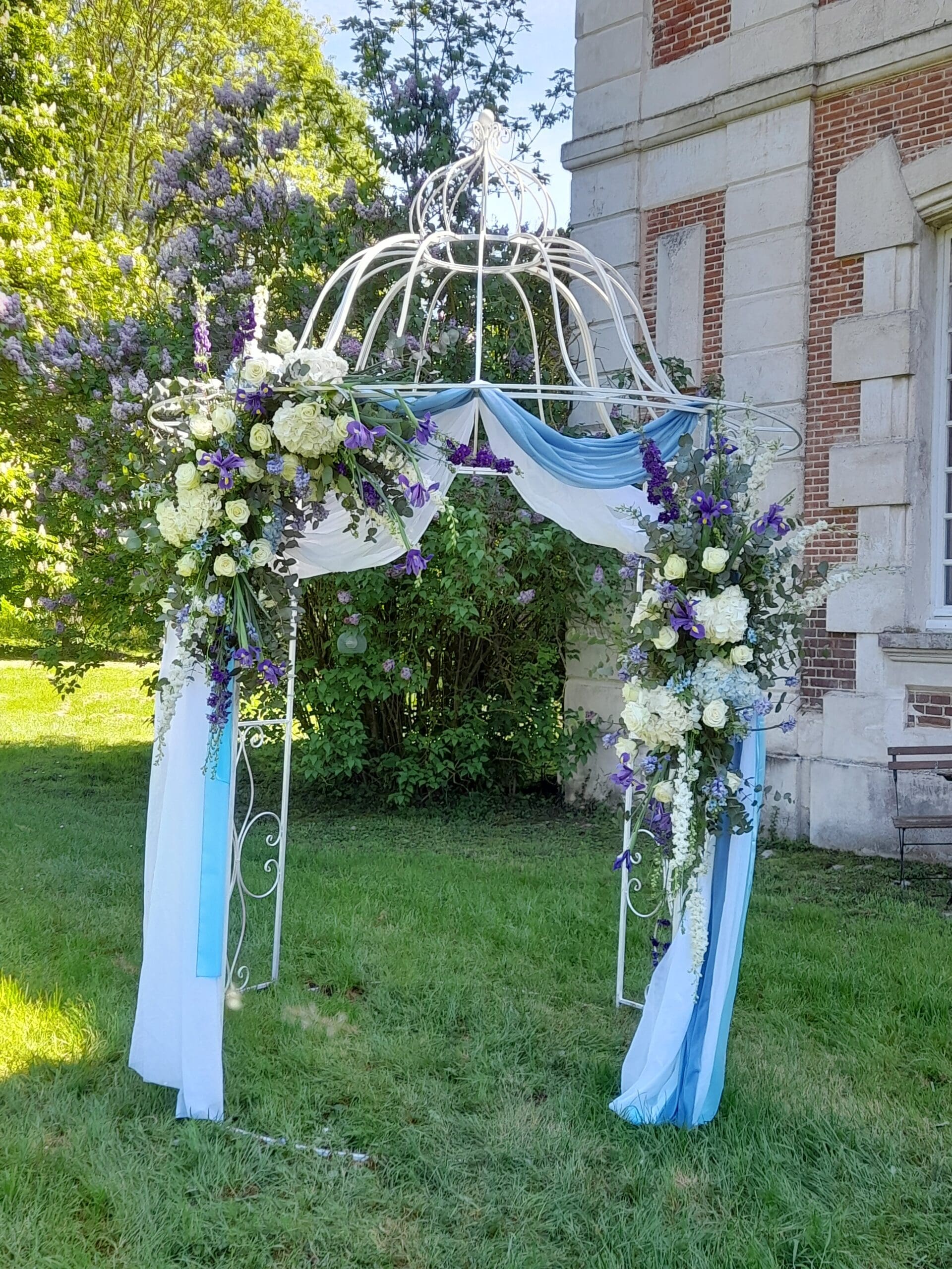 Kiosque en fer forgé fleurs bleu et blanche – Image 3